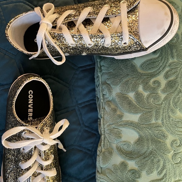 Like new pair of girls Converse All Star low tops Cute and sparkly. - Picture 4 of 4